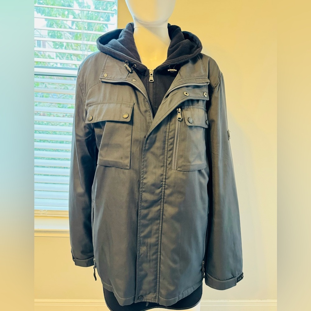 Calvin Klein men’s gray jacket, size M. This warm jacket is suitable for autumn
